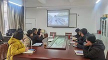 马克思主义学院直属党支部召开党员大会