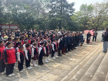 经济与管理学院学生党支部联合茨坝街道重工社区党支部开展“深入贯彻中央八项　规定精神学习教育”主题党日活动　—＂缅怀先烈 文明祭扫＂共建活动　 